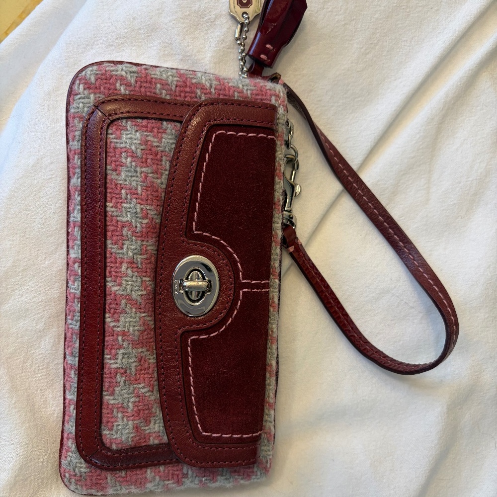 Vtg Coach Burgundy Suede Pink Gray Wool Houndstooth Front Flap Turnlock Wristlet - Picture 3 of 4